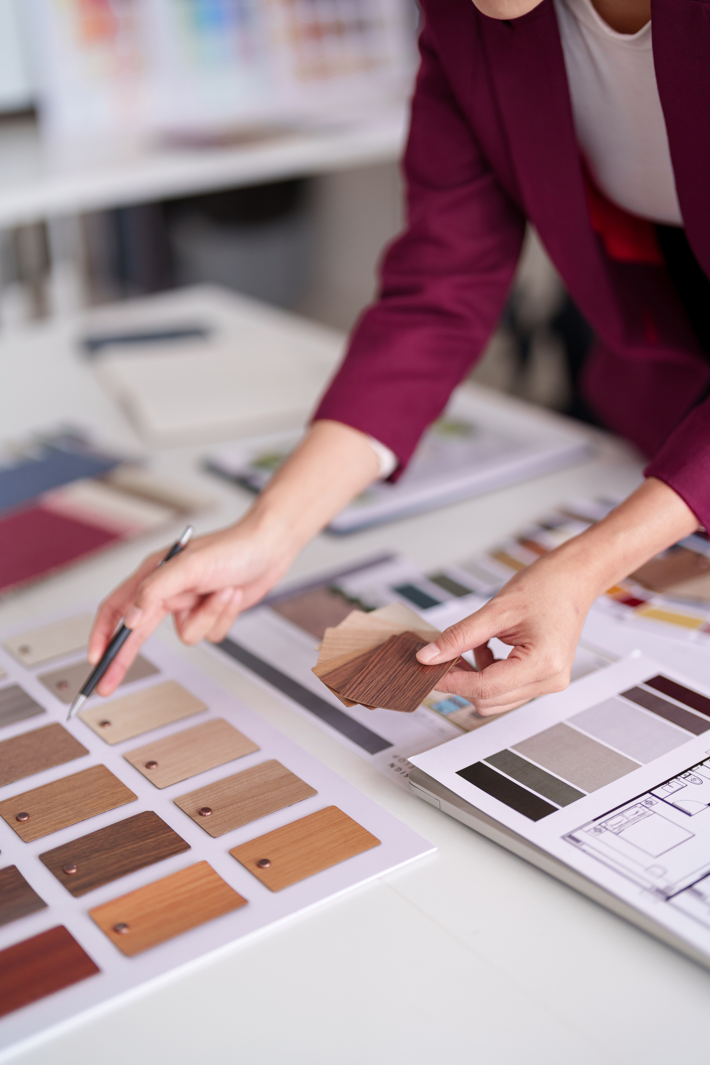 Groupe d’architectes d’intérieur à table choisissant le choix des couleurs